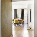 Karolina Lakefront With Private Garden & Apartment *