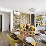 Karolina Lakefront With Private Garden & Apartment