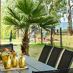 Karolina Lakefront With Private Garden & Apartment *
