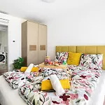 Karolina Lakefront With Private Garden & Apartment