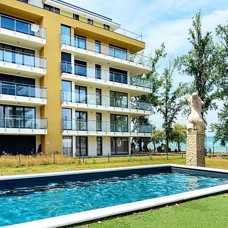 Apartmán Karolina Lakefront With Private Garden & Siófok