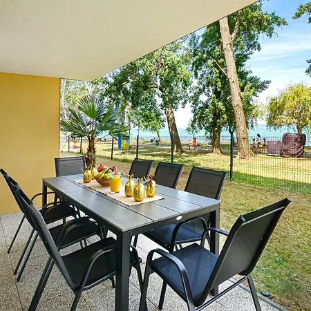 Karolina Lakefront With Private Garden & Apartmán Siófok