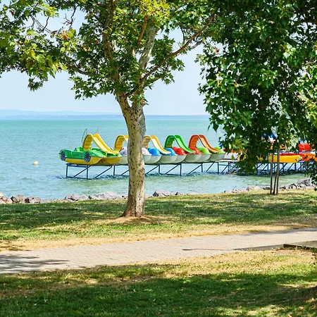 Apartmán Karolina Lakefront With Private Garden & *
