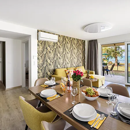 Karolina Lakefront With Private Garden Apartment