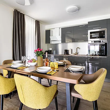 Karolina Lakefront With Private Garden & Apartmán Siófok