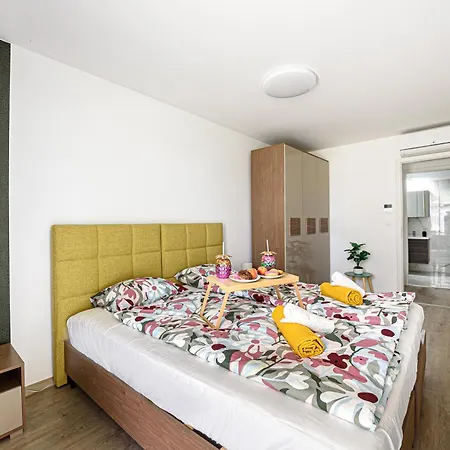 Apartmán Karolina Lakefront With Private Garden & Siófok