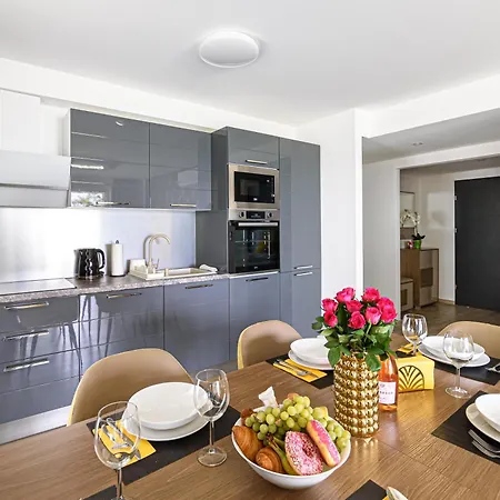 Apartmán Karolina Lakefront With Private Garden & *
