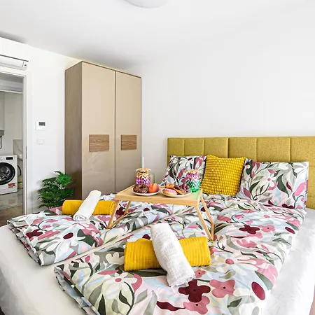 Karolina Lakefront With Private Garden Apartment
