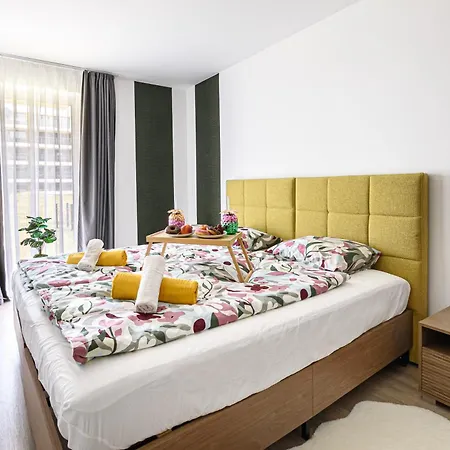 Apartmán Karolina Lakefront With Private Garden & *