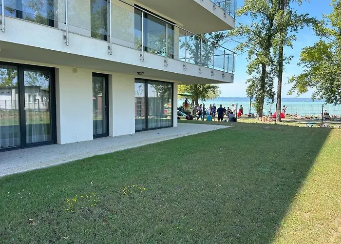Karolina Lakefront Residence With Private Garden & Spa *