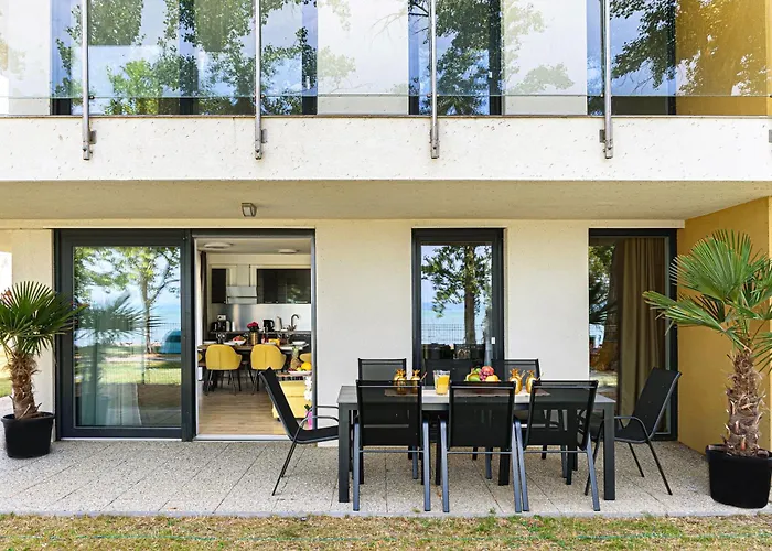 Apartmán Karolina Lakefront Residence With Private Garden & Spa Siófok