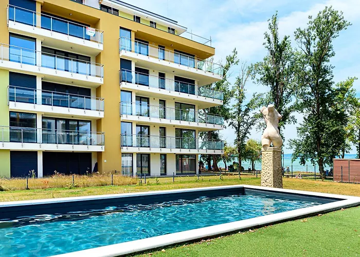 Apartmán Karolina Lakefront Residence With Private Garden & Spa Siófok