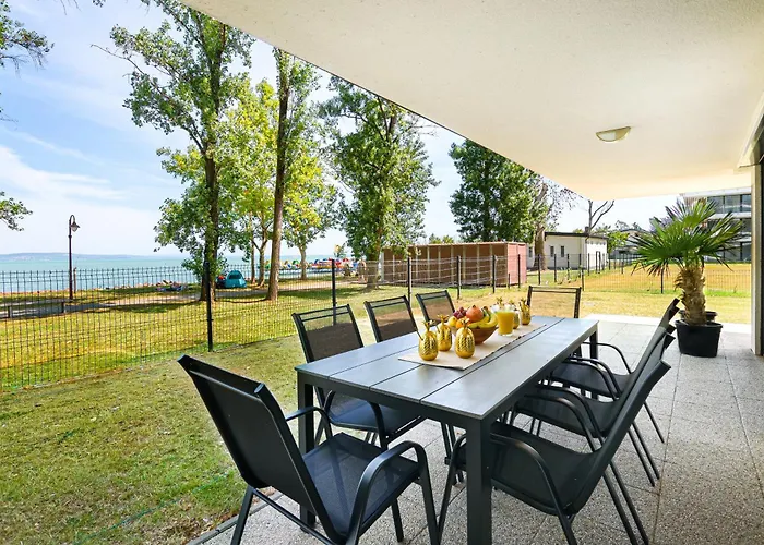 Karolina Lakefront Residence With Private Garden & Spa Apartmán