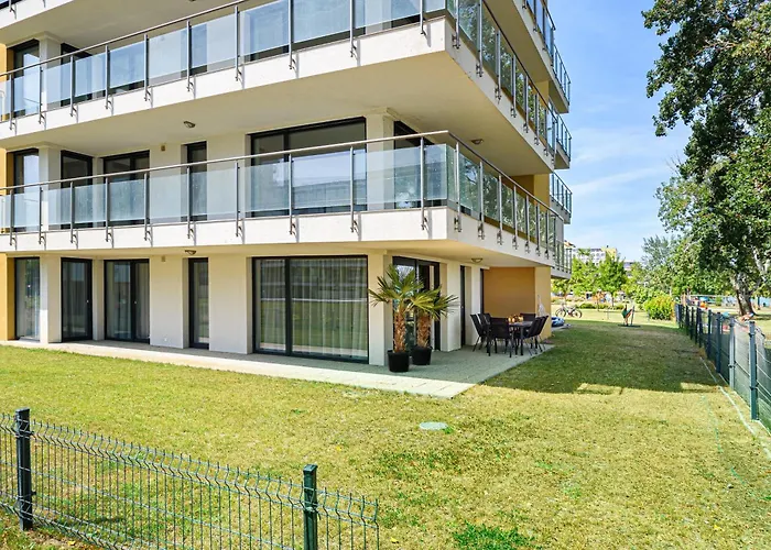 Apartmán Karolina Lakefront Residence With Private Garden & Spa