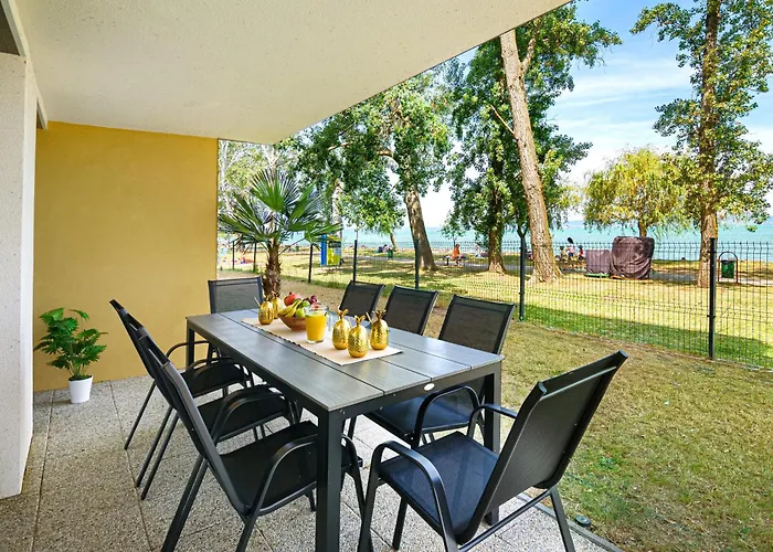 Karolina Lakefront Residence With Private Garden & Spa Apartmán Siófok