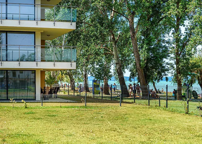Karolina Lakefront Residence With Private Garden & Spa Apartmán Siófok