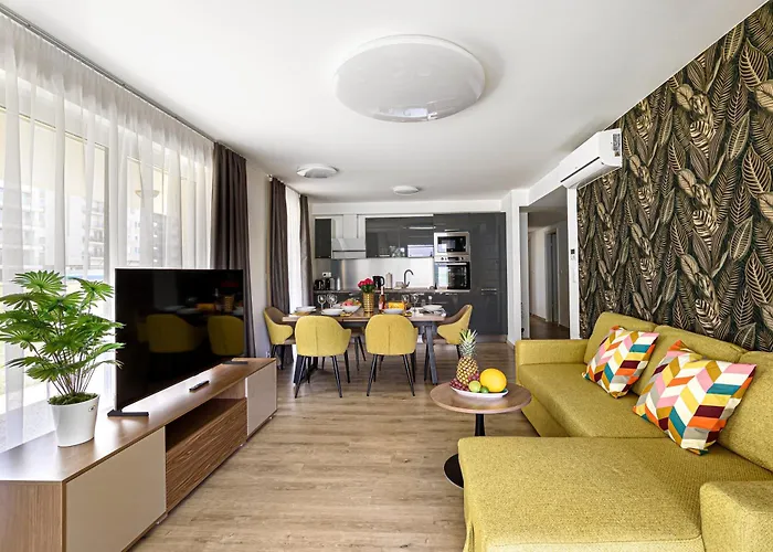 Apartmán Karolina Lakefront Residence With Private Garden & Spa *