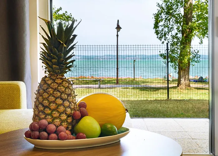 Apartmán Karolina Lakefront Residence With Private Garden & Spa