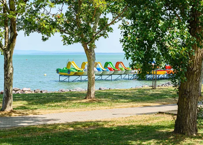 Apartmán Karolina Lakefront Residence With Private Garden & Spa *