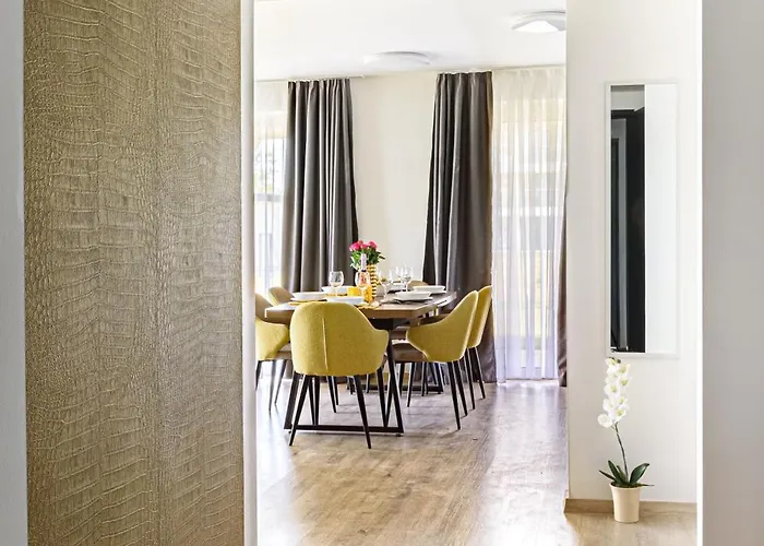Karolina Lakefront Residence With Private Garden & Spa Apartmán *