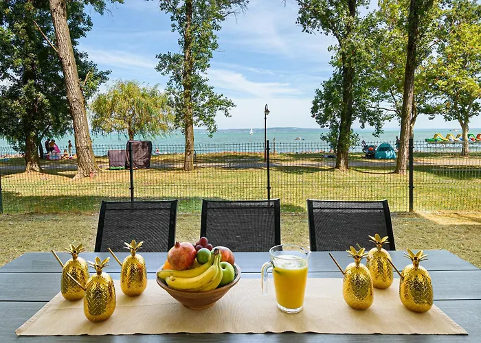 Karolina Lakefront Residence With Private Garden & Spa Apartmán Siófok