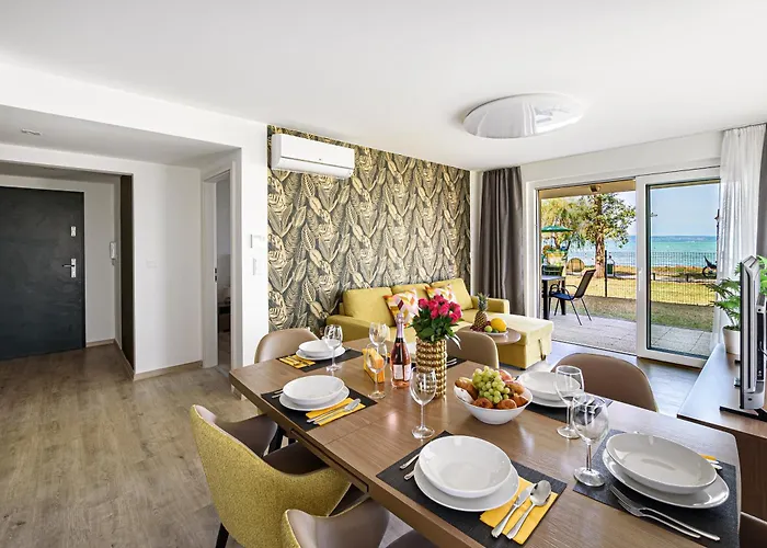 Karolina Lakefront Residence With Private Garden & Spa Apartmán