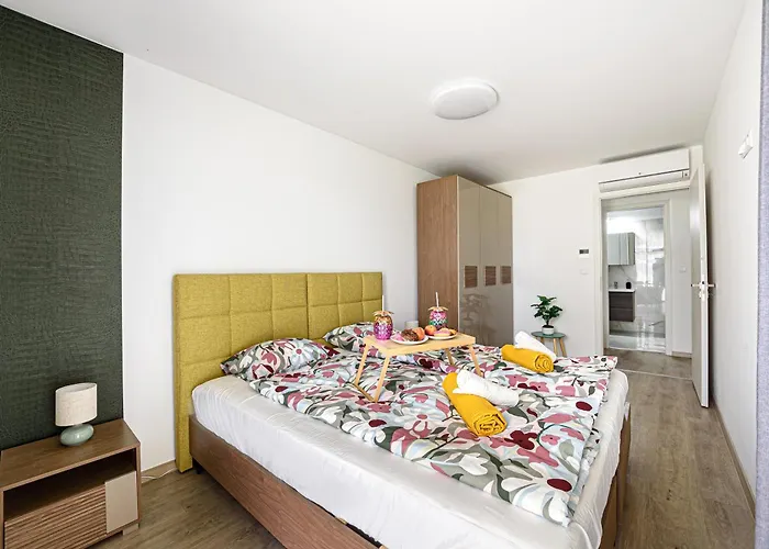 Apartmán Karolina Lakefront Residence With Private Garden & Spa Siófok