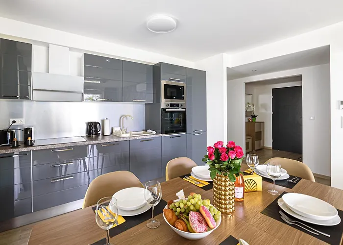 Apartmán Karolina Lakefront Residence With Private Garden & Spa *
