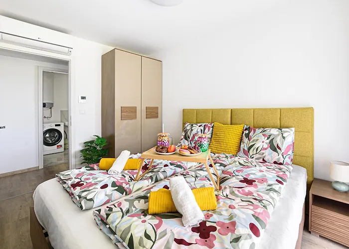 Karolina Lakefront Residence With Private Garden & Spa Apartmán