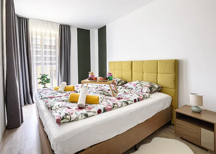Apartmán Karolina Lakefront Residence With Private Garden & Spa *