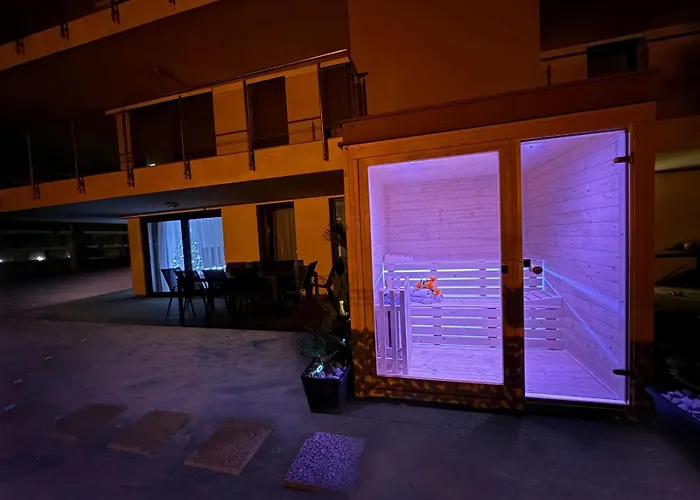 Apartmán Karolina Lakefront Residence With Private Garden & Spa